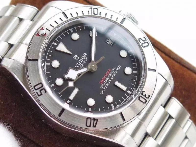 ZF Factory Tudor Black Bay 79730 Small Steel Shield 41 mm replika saat gerçekten nasıl? Orijinalle karşılaştırmalı incelemeye bakalım — 13. fotoğraf
