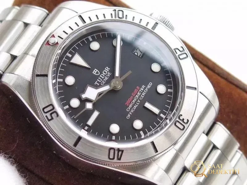ZF Factory Tudor Black Bay 79730 Small Steel Shield 41 mm replika saat gerçekten nasıl? Orijinalle karşılaştırmalı incelemeye bakalım - Kasa Çeliği ve Polisaj Kalitesi