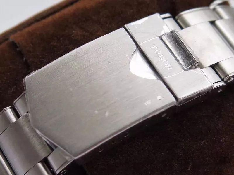 ZF Factory Tudor Black Bay 79730 Small Steel Shield 41 mm replika saat gerçekten nasıl? Orijinalle karşılaştırmalı incelemeye bakalım — 19. fotoğraf