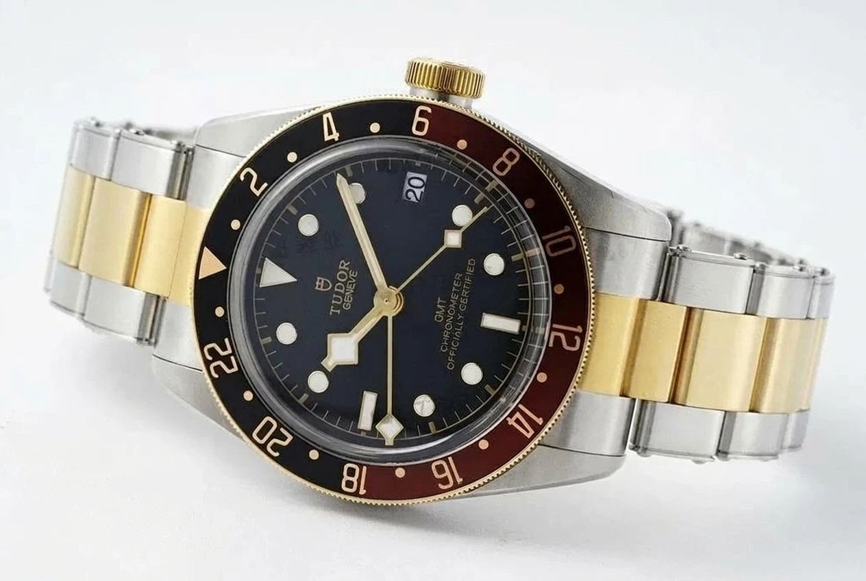 ZF Factory Tudor Black Bay GMT sasparilla bezelli M79833 ilk bakışta replika olduğu anlaşılır mı? - Fosfor ve Super-LumiNova Gece Görünümü