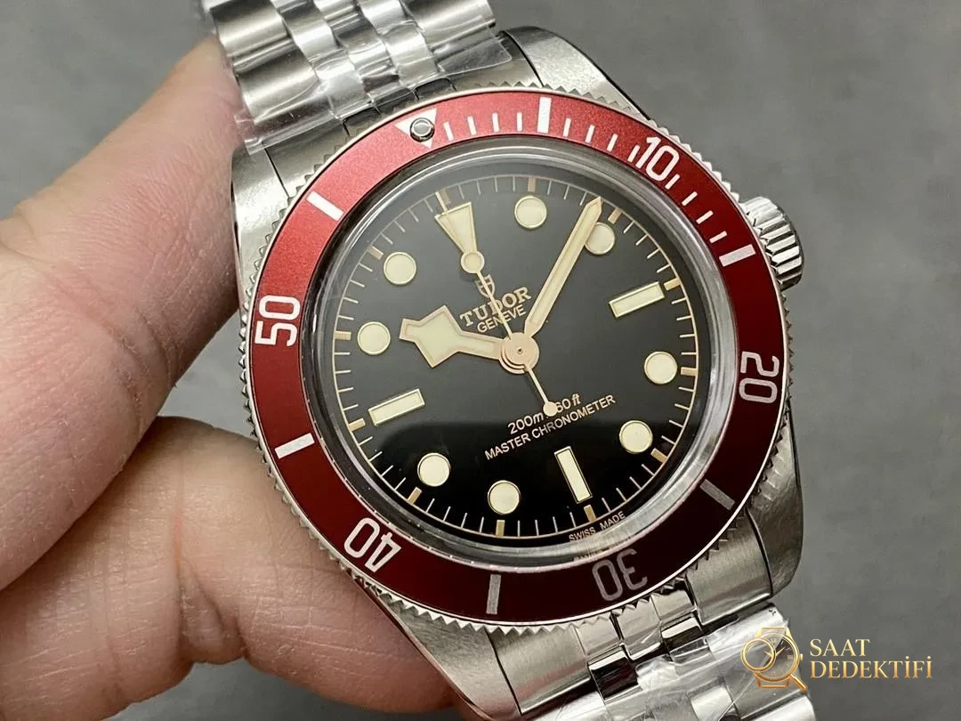 ZF Factory Tudor Black Bay küçükırmızı kalkan nasıl satın alınır? - Arka Kapak ve Mekanizma Detayı