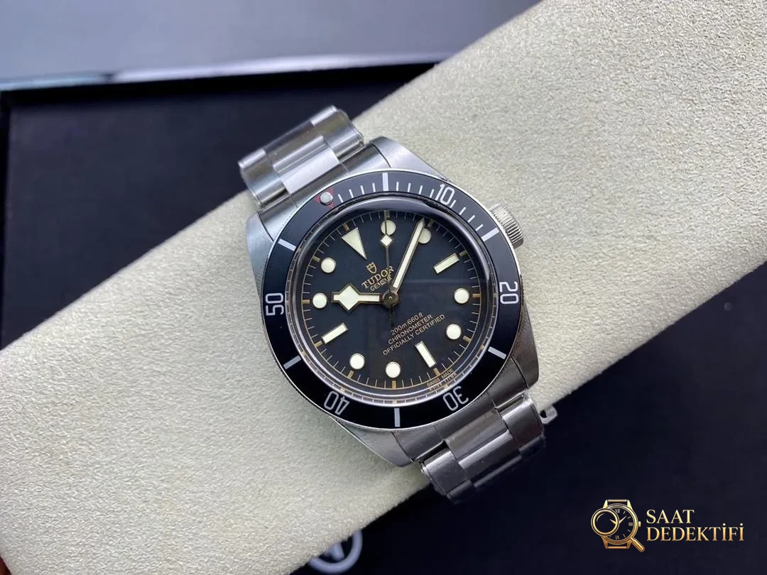 ZF Factory Tudor Black Bay küçük siyah çiçek serisi m79230 replika saat ilk bakışta belli olur mu? - Kasa Profili ve Kurma Kolu İncelemesi