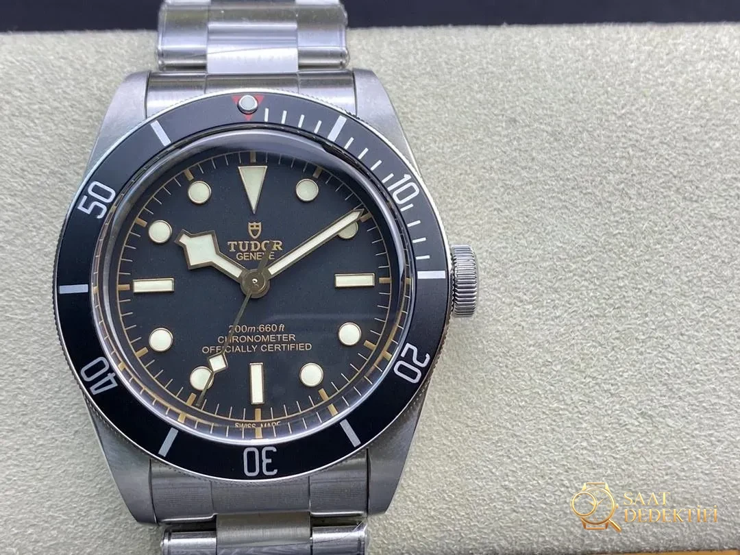 ZF Factory Tudor Black Bay küçük siyah çiçek serisi m79230 replika saat ilk bakışta belli olur mu? - Arka Kapak ve Mekanizma Detayı