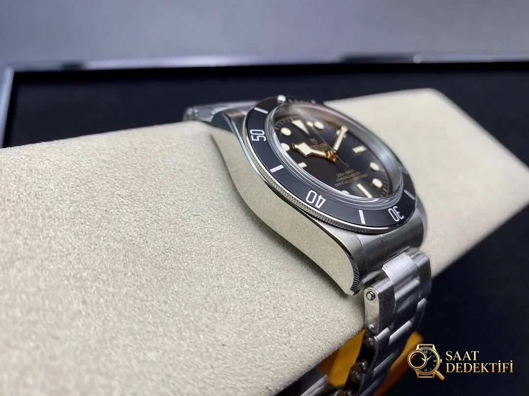 ZF Factory Tudor Black Bay küçük siyah çiçek serisi m79230 replika saat ilk bakışta belli olur mu? - Klips Kilidi ve Lazer Damgalar