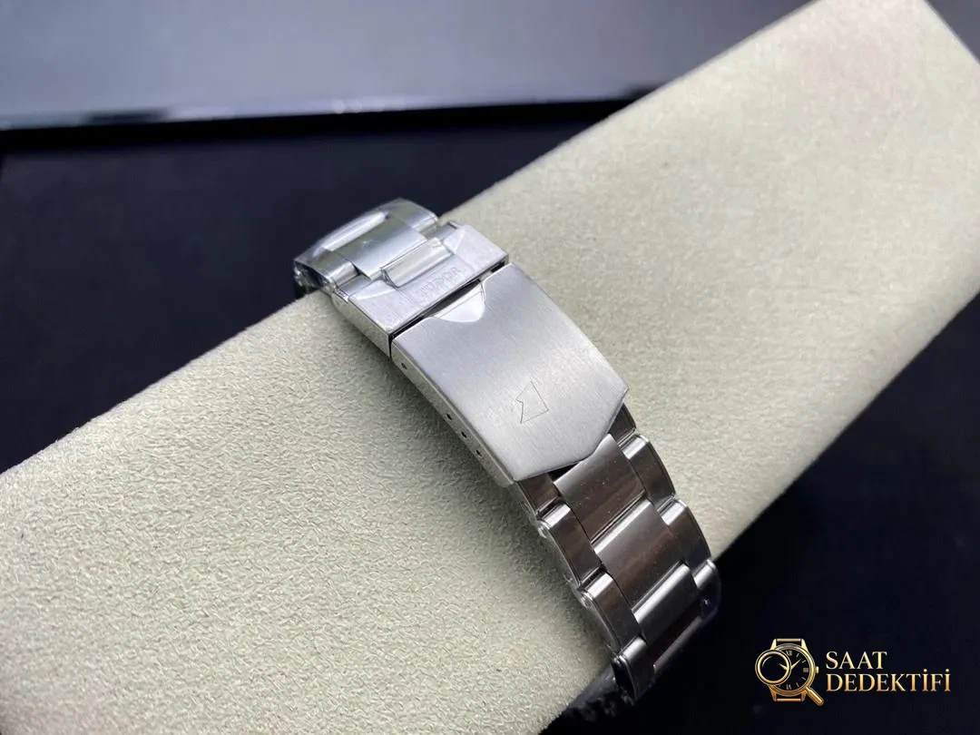 ZF Factory Tudor Black Bay küçük siyah çiçek serisi m79230 replika saat ilk bakışta belli olur mu? - Mekanizma Zemberek ve Balans Detayı