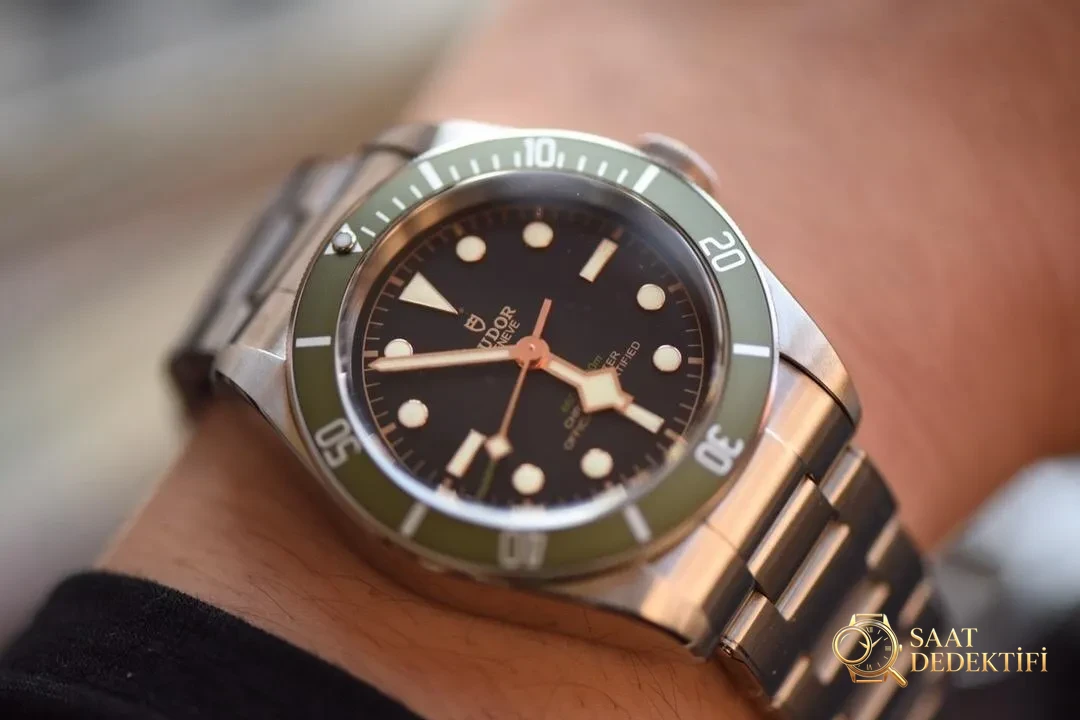 ZF Factory Tudor Black Bay küçük yeşil çiçek/yeşil su hayaleti dalış vintage yeşil bezel özel versiyon replika saat incelemesi - Kadran Detayı ve Bezel İşçiliği