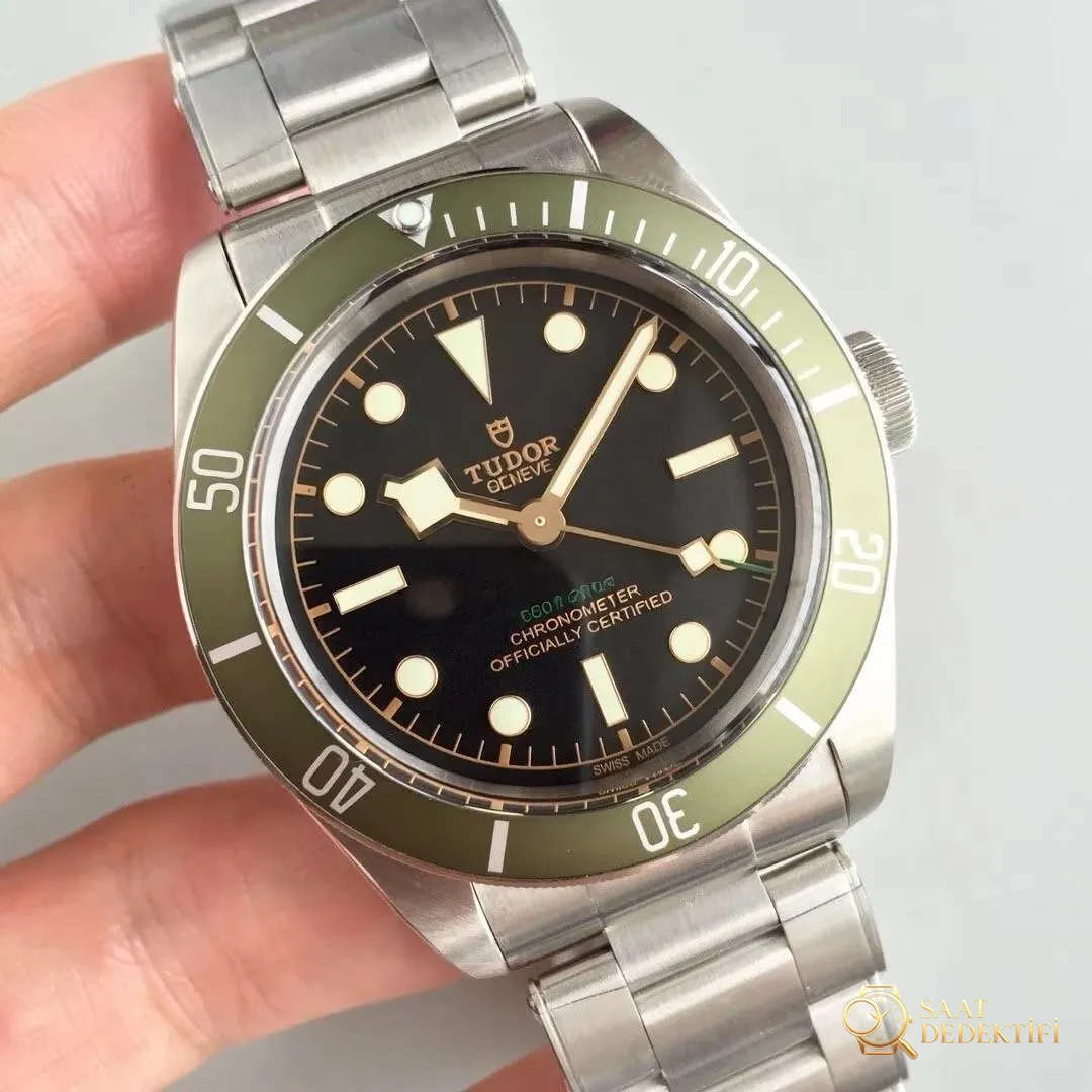 ZF Factory Tudor Black Bay küçük yeşil çiçek/yeşil su hayaleti dalış vintage yeşil bezel özel versiyon replika saat incelemesi - Arka Kapak ve Mekanizma Detayı