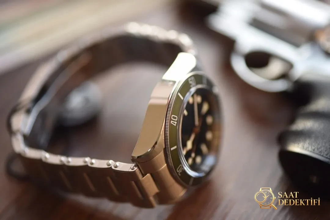 ZF Factory Tudor Black Bay küçük yeşil çiçek/yeşil su hayaleti dalış vintage yeşil bezel özel versiyon replika saat incelemesi - Fosfor ve Super-LumiNova Gece Görünümü