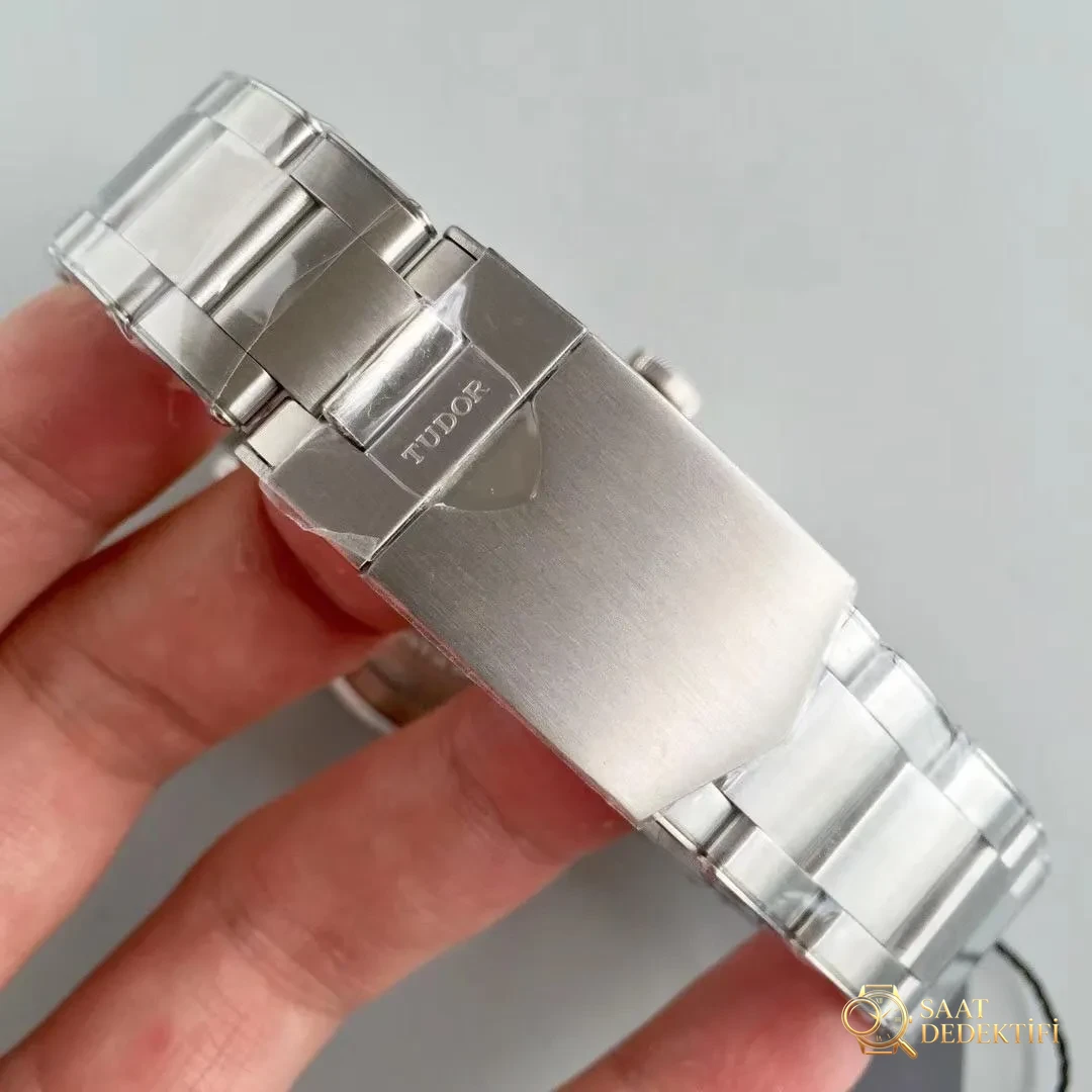 ZF Factory Tudor Black Bay küçük yeşil çiçek/yeşil su hayaleti dalış vintage yeşil bezel özel versiyon replika saat incelemesi - Kasa Çeliği ve Polisaj Kalitesi