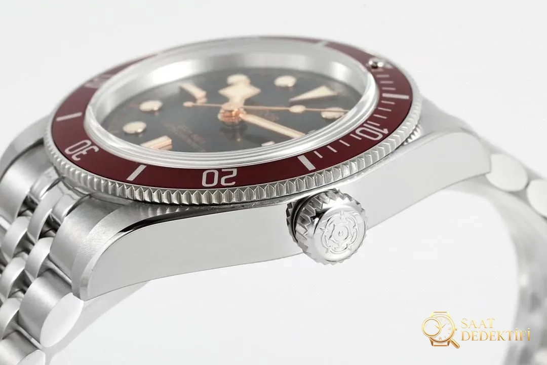 ZF Factory Tudor Black Bay M7941A küçükırmızı kalkan işçilik iyi mi? - Arka Kapak ve Mekanizma Detayı
