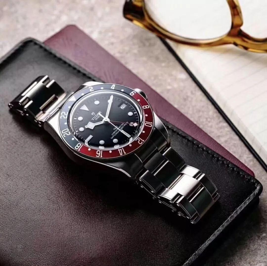 ZF Factory Tudor Black Bay M79830RB-0001 GMT Kırmızı-Mavi Bezelli Replika Saat Gerçek-Replika Karşılaştırması İncelemesi — 3. fotoğraf