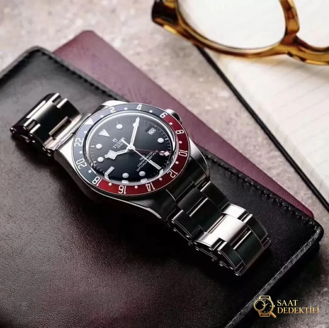 ZF Factory Tudor Black Bay M79830RB-0001 GMT Kırmızı-Mavi Bezelli Replika Saat Gerçek-Replika Karşılaştırması İncelemesi - Kasa Profili ve Kurma Kolu İncelemesi