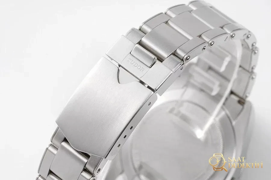ZF Factory Tudor Black Bay serisi M79030N-0001 kol saati incelemesi - Klips Kilidi ve Lazer Damgalar