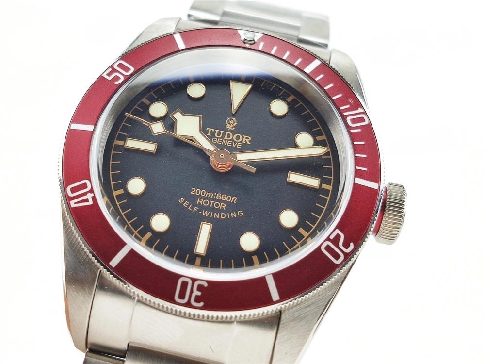 ZF Factory Tudor kırmızı çiçekli Black Bay serisi 79220R replika saat nasıl? — 2. fotoğraf