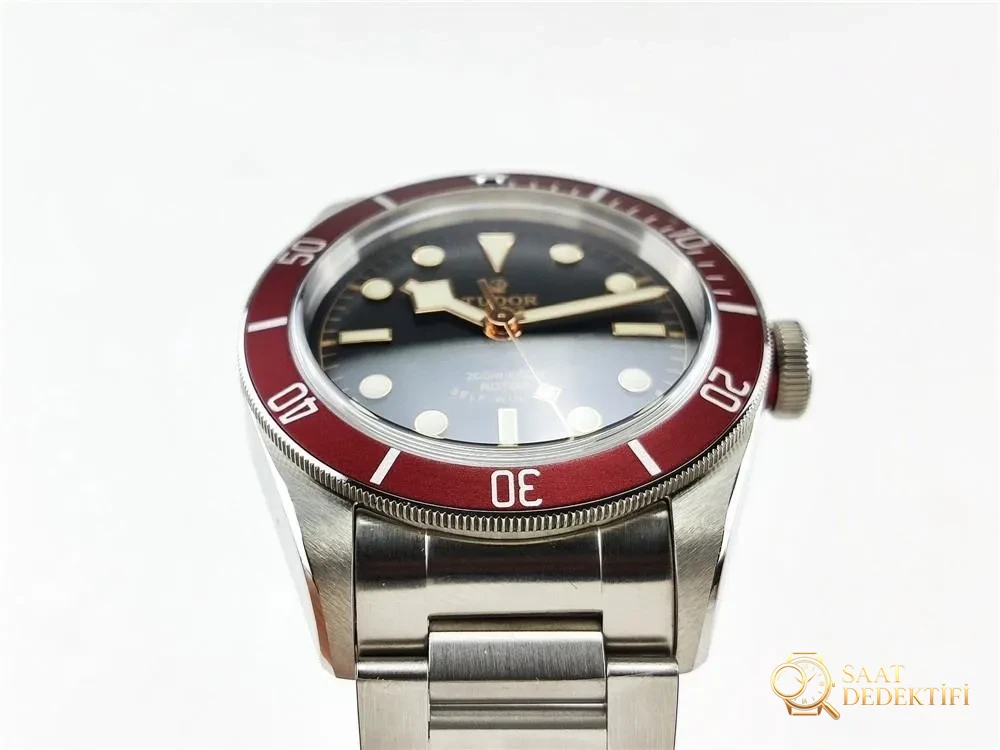 ZF Factory Tudor kırmızı çiçekli Black Bay serisi 79220R replika saat nasıl? - Arka Kapak ve Mekanizma Detayı