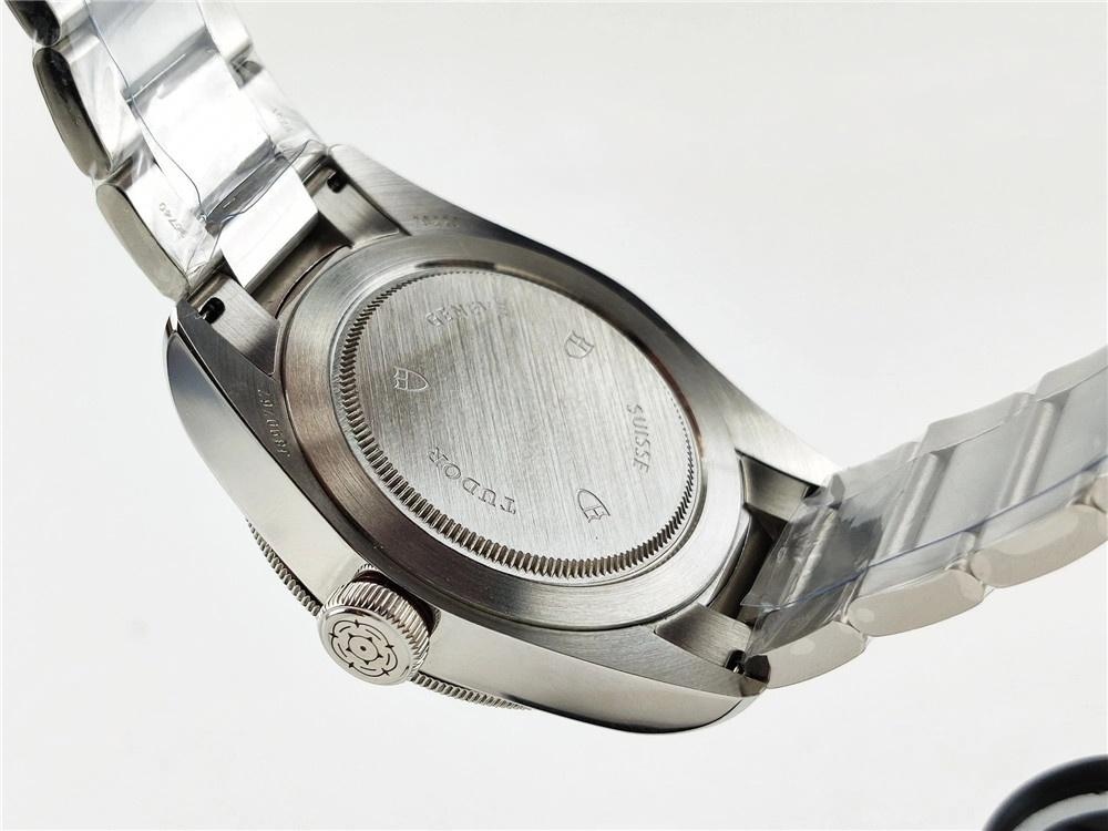 ZF Factory Tudor kırmızı çiçekli Black Bay serisi 79220R replika saat nasıl? — 7. fotoğraf