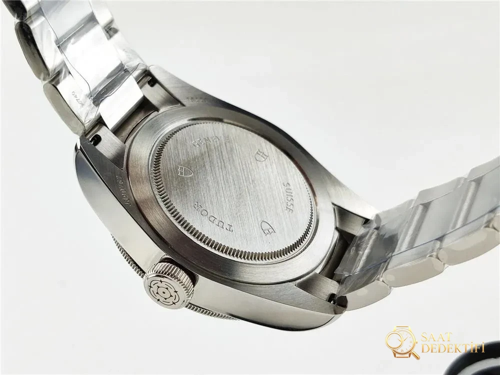 ZF Factory Tudor kırmızı çiçekli Black Bay serisi 79220R replika saat nasıl? - Klips Kilidi ve Lazer Damgalar