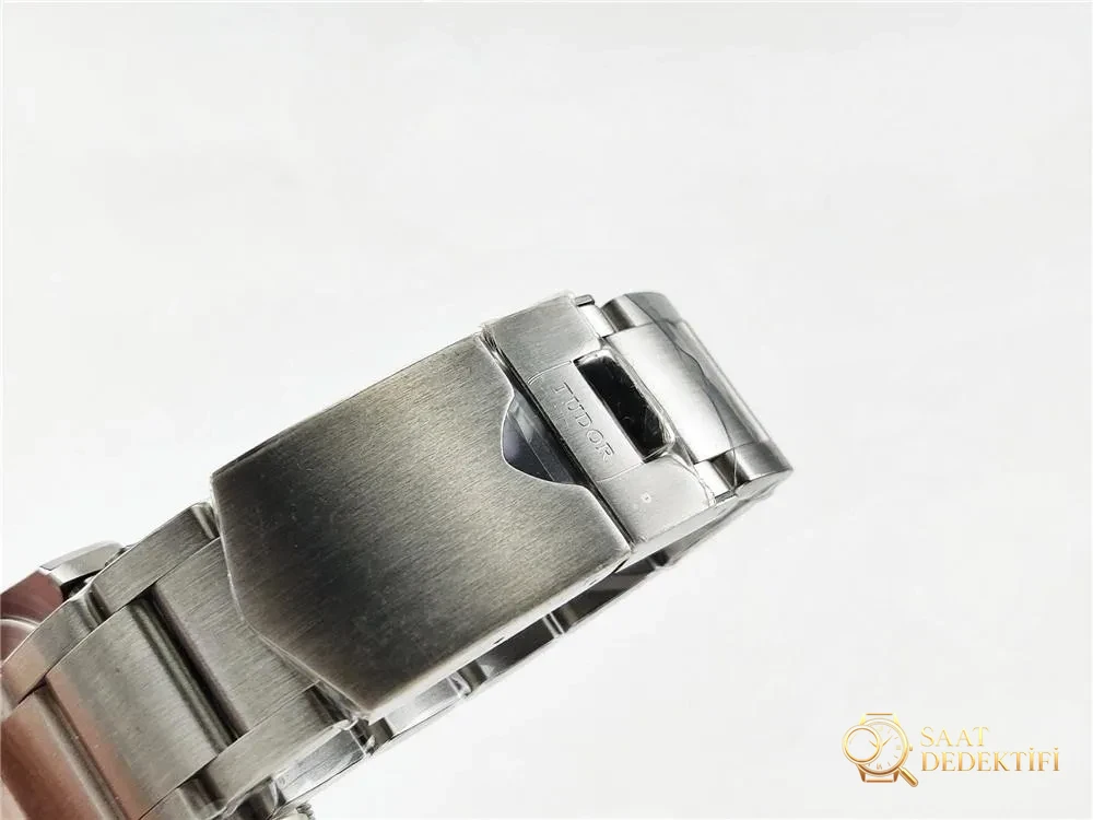 ZF Factory Tudor kırmızı çiçekli Black Bay serisi 79220R replika saat nasıl? - Bilekte Duruş ve Kasa Orantısı