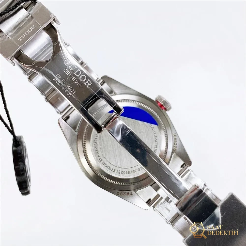 ZF Factory Tudor kırmızı çiçekli Black Bay serisi 79220R replika saat nasıl? - Fosfor ve Super-LumiNova Gece Görünümü