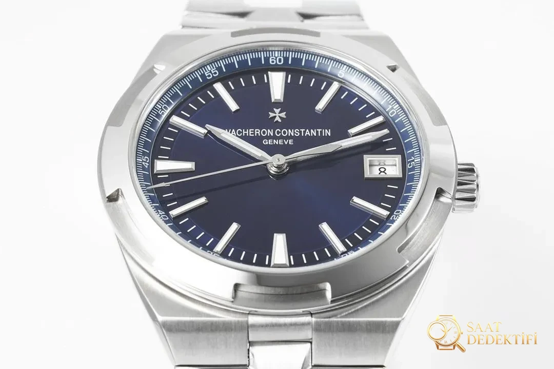 ZF Factory Vacheron Constantin Overseas 4500V ile 8F arasında ne fark var? - Arka Kapak ve Mekanizma Detayı