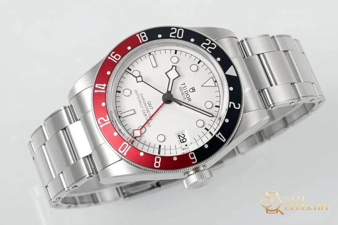 ZF Factory Yeni Tudor 2023 Black Bay 79830 GMT modeli - Arka Kapak ve Mekanizma Detayı