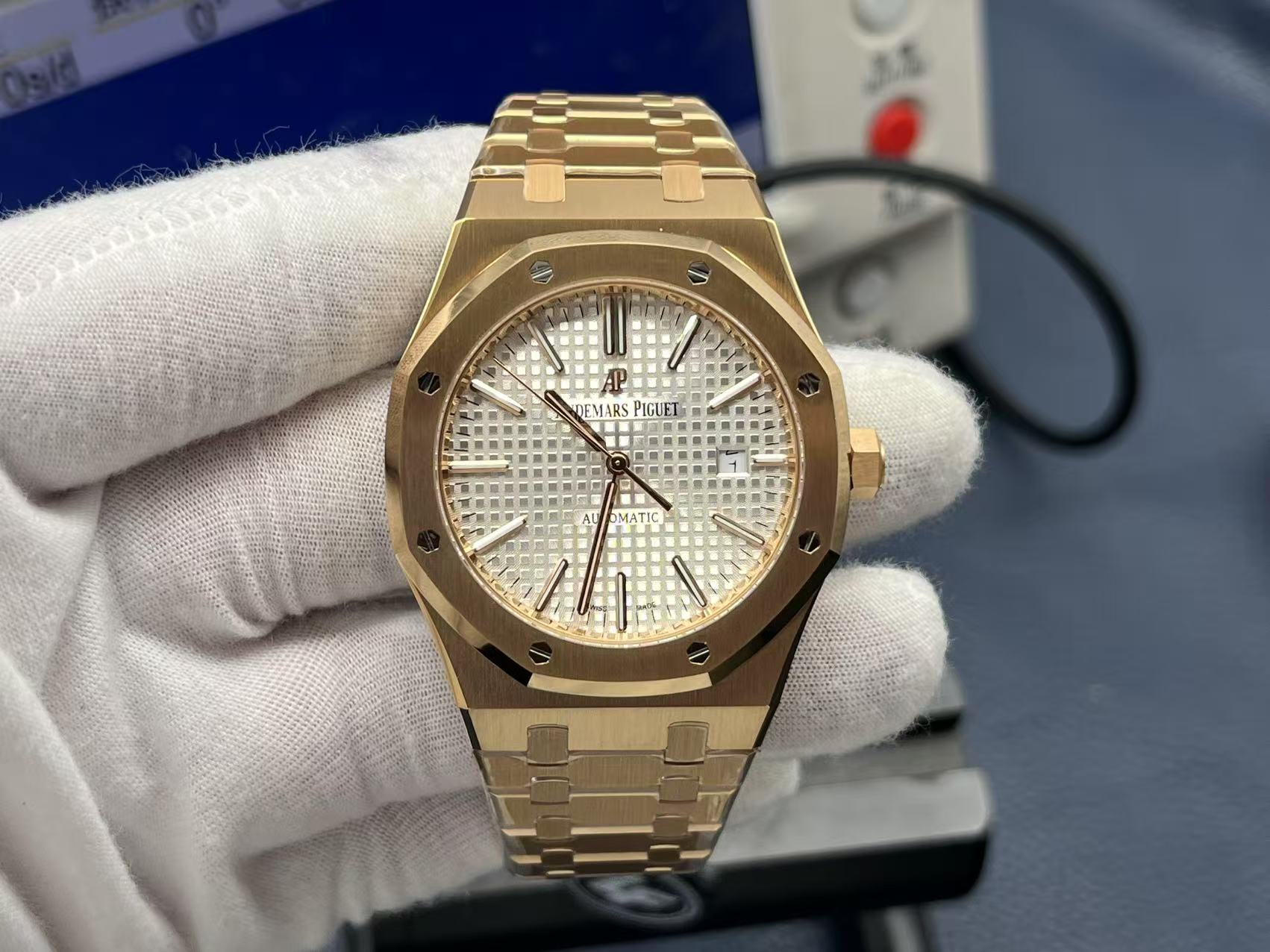 ZF Factory'nin 2025 başyapıtı — "rose gold" Audemars Piguet Royal Oak 15400OR replika saat. Kendi geliştirdikleri tek parça CAL.3120 mekanizmayı taşıyan bu model, piyasadaki sınıfının tek örneği sayılabilecek bir "uç versiyon" ve klasiğin cazibesini en ince işçilikle yeniden yaratıyor. — 4. fotoğraf