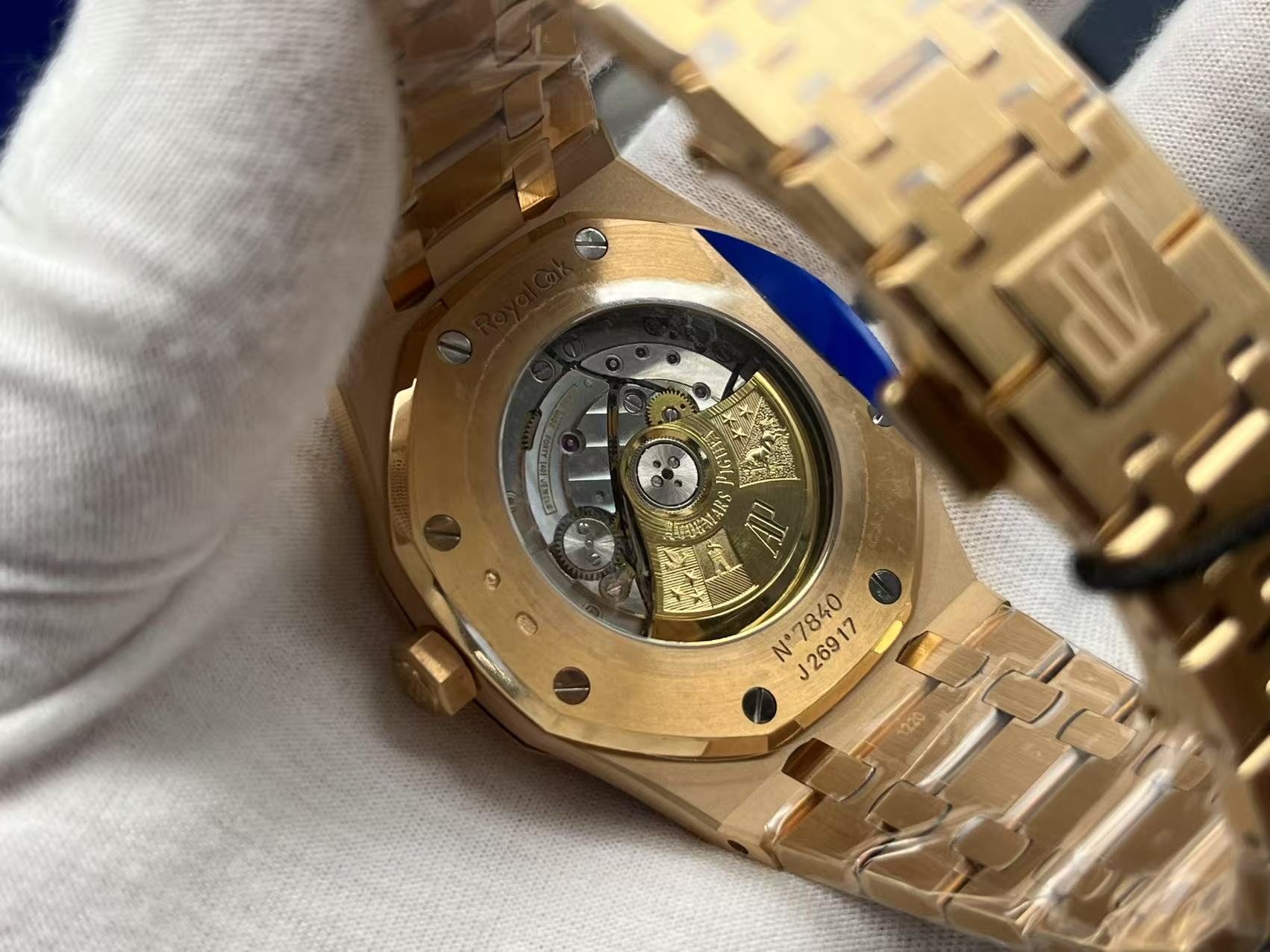 ZF Factory'nin 2025 başyapıtı — "rose gold" Audemars Piguet Royal Oak 15400OR replika saat. Kendi geliştirdikleri tek parça CAL.3120 mekanizmayı taşıyan bu model, piyasadaki sınıfının tek örneği sayılabilecek bir "uç versiyon" ve klasiğin cazibesini en ince işçilikle yeniden yaratıyor. — 9. fotoğraf