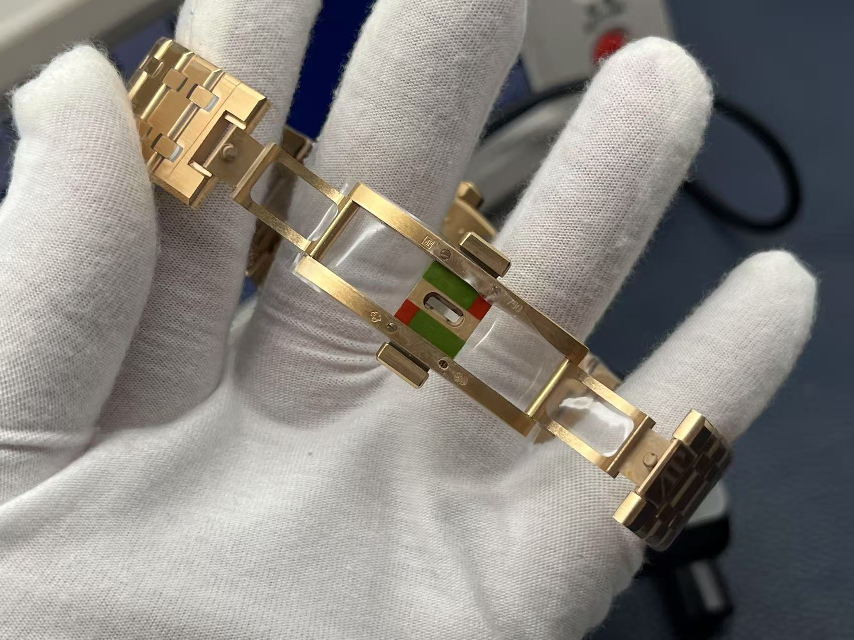 ZF Factory'nin 2025 başyapıtı — "rose gold" Audemars Piguet Royal Oak 15400OR replika saat. Kendi geliştirdikleri tek parça CAL.3120 mekanizmayı taşıyan bu model, piyasadaki sınıfının tek örneği sayılabilecek bir "uç versiyon" ve klasiğin cazibesini en ince işçilikle yeniden yaratıyor. — 10. fotoğraf