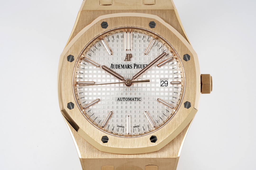 ZF Factory'nin 2025 başyapıtı — "rose gold" Audemars Piguet Royal Oak 15400OR replika saat. Kendi geliştirdikleri tek parça CAL.3120 mekanizmayı taşıyan bu model, piyasadaki sınıfının tek örneği sayılabilecek bir "uç versiyon" ve klasiğin cazibesini en ince işçilikle yeniden yaratıyor. — 14. fotoğraf