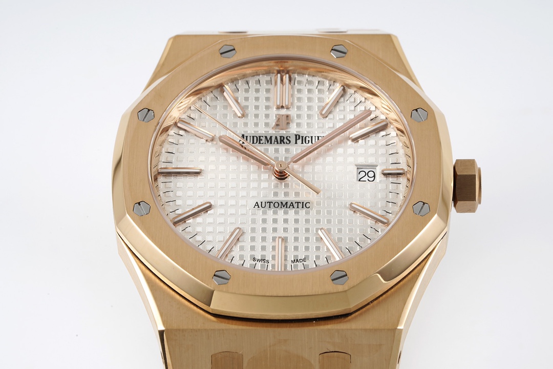 ZF Factory'nin 2025 başyapıtı — "rose gold" Audemars Piguet Royal Oak 15400OR replika saat. Kendi geliştirdikleri tek parça CAL.3120 mekanizmayı taşıyan bu model, piyasadaki sınıfının tek örneği sayılabilecek bir "uç versiyon" ve klasiğin cazibesini en ince işçilikle yeniden yaratıyor. — 15. fotoğraf