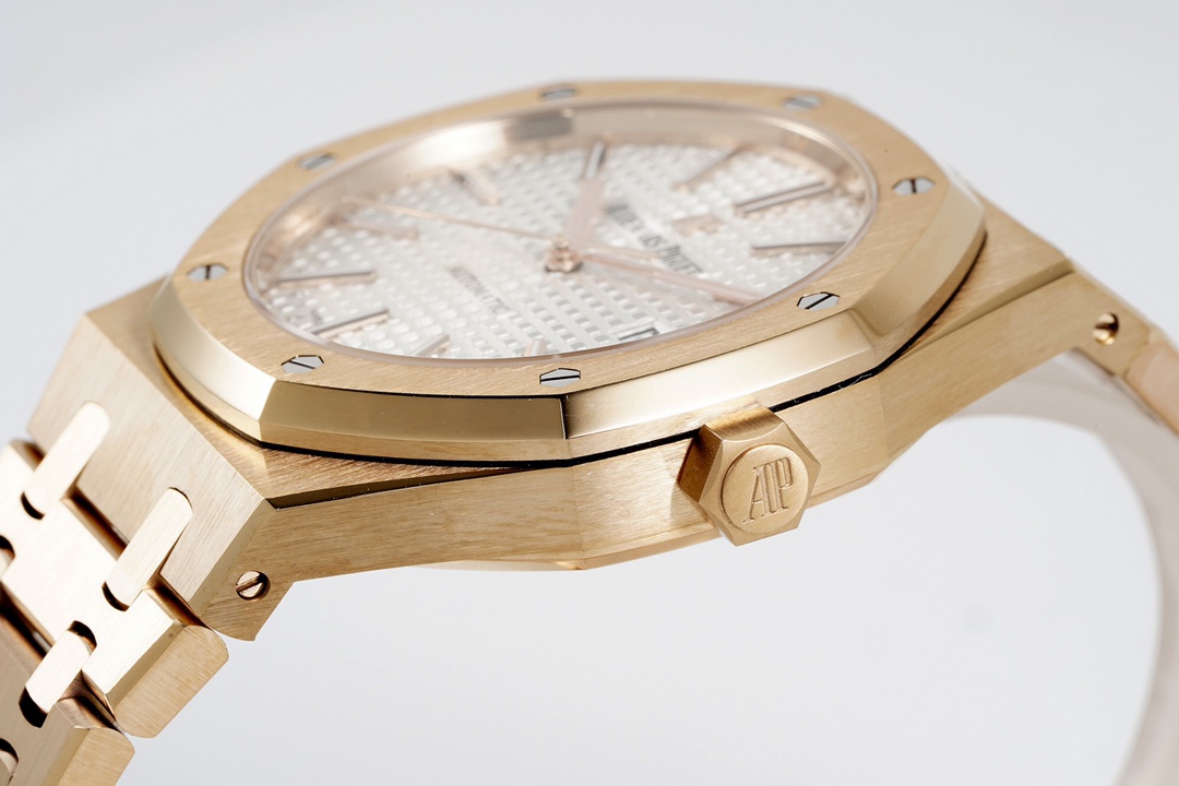 ZF Factory'nin 2025 başyapıtı — "rose gold" Audemars Piguet Royal Oak 15400OR replika saat. Kendi geliştirdikleri tek parça CAL.3120 mekanizmayı taşıyan bu model, piyasadaki sınıfının tek örneği sayılabilecek bir "uç versiyon" ve klasiğin cazibesini en ince işçilikle yeniden yaratıyor. — 19. fotoğraf