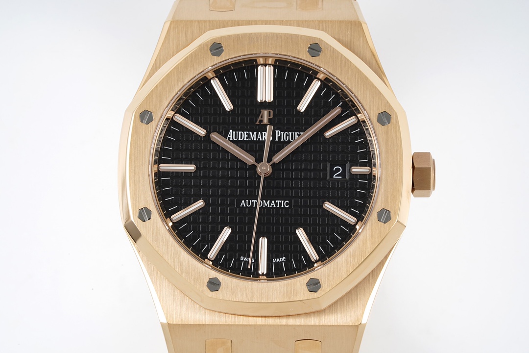 ZF Factory'nin 2025 başyapıtı — "rose gold" Audemars Piguet Royal Oak 15400OR replika saat. Kendi geliştirdikleri tek parça CAL.3120 mekanizmayı taşıyan bu model, piyasadaki sınıfının tek örneği sayılabilecek bir "uç versiyon" ve klasiğin cazibesini en ince işçilikle yeniden yaratıyor. — 25. fotoğraf