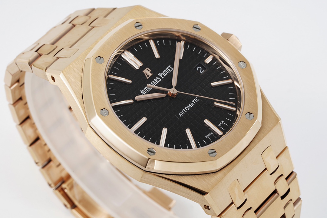 ZF Factory'nin 2025 başyapıtı — "rose gold" Audemars Piguet Royal Oak 15400OR replika saat. Kendi geliştirdikleri tek parça CAL.3120 mekanizmayı taşıyan bu model, piyasadaki sınıfının tek örneği sayılabilecek bir "uç versiyon" ve klasiğin cazibesini en ince işçilikle yeniden yaratıyor. — 28. fotoğraf