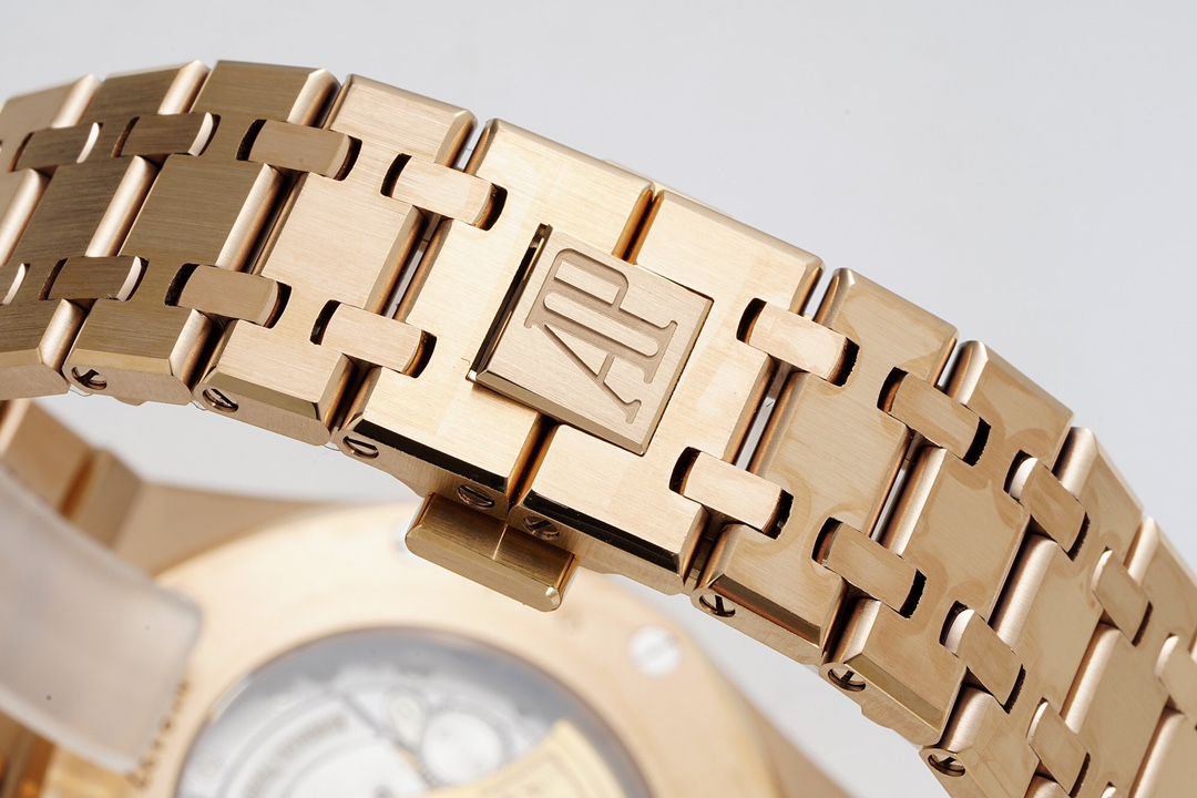 ZF Factory'nin 2025 başyapıtı — "rose gold" Audemars Piguet Royal Oak 15400OR replika saat. Kendi geliştirdikleri tek parça CAL.3120 mekanizmayı taşıyan bu model, piyasadaki sınıfının tek örneği sayılabilecek bir "uç versiyon" ve klasiğin cazibesini en ince işçilikle yeniden yaratıyor. — 30. fotoğraf