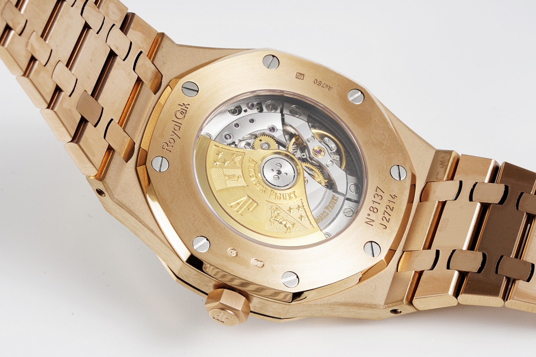 ZF Factory'nin 2025 başyapıtı — "rose gold" Audemars Piguet Royal Oak 15400OR replika saat. Kendi geliştirdikleri tek parça CAL.3120 mekanizmayı taşıyan bu model, piyasadaki sınıfının tek örneği sayılabilecek bir "uç versiyon" ve klasiğin cazibesini en ince işçilikle yeniden yaratıyor. — 31. fotoğraf