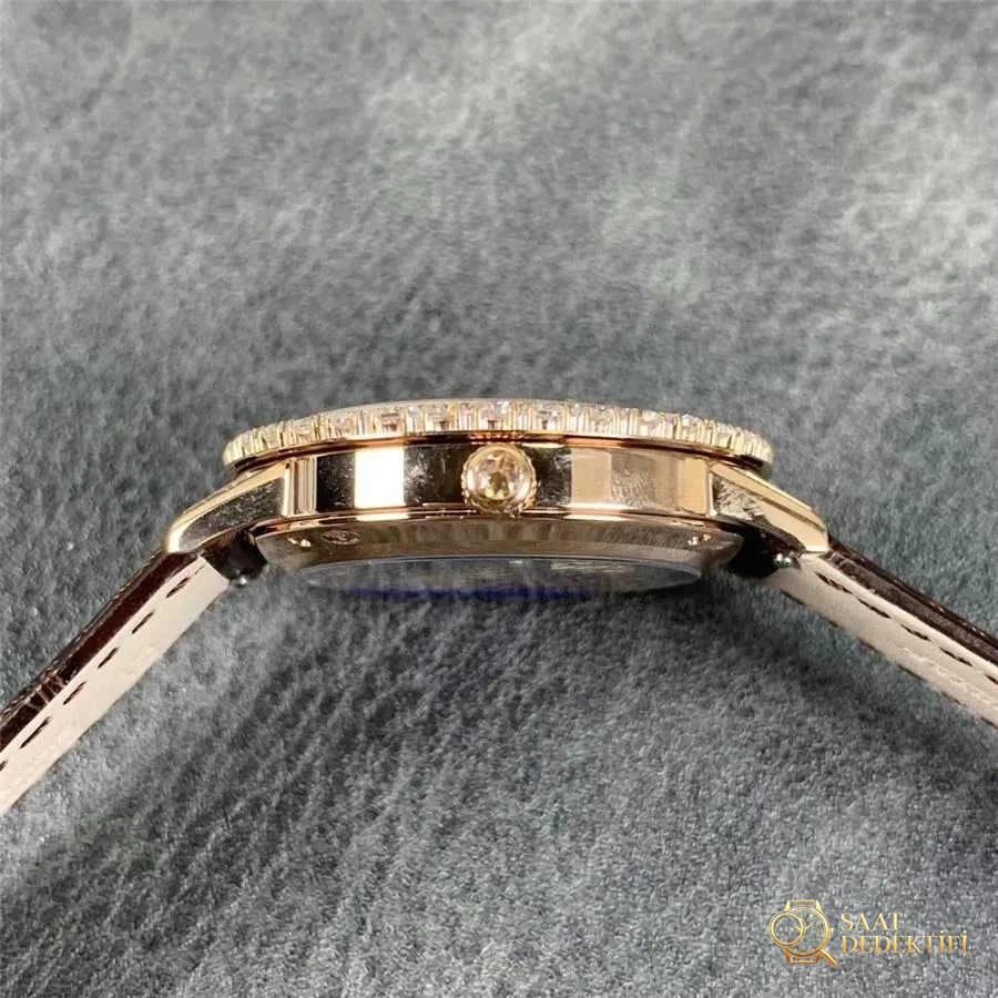 ZF Jaeger-LeCoultre Rendez-Vous Q3523570 Bezeli Elmas Taşlı Saat, Altın Kasa Kahverengi Kayış - Arka Kapak ve Mekanizma Detayı
