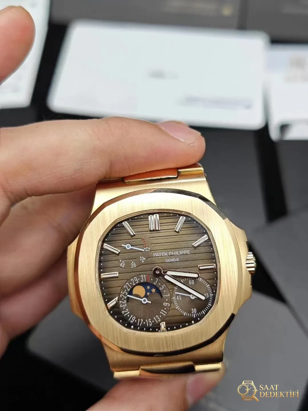 ZF V2 Replica Patek Philippe Nautilus 5712r Moon Phase - Fosfor ve Super-LumiNova Gece Görünümü