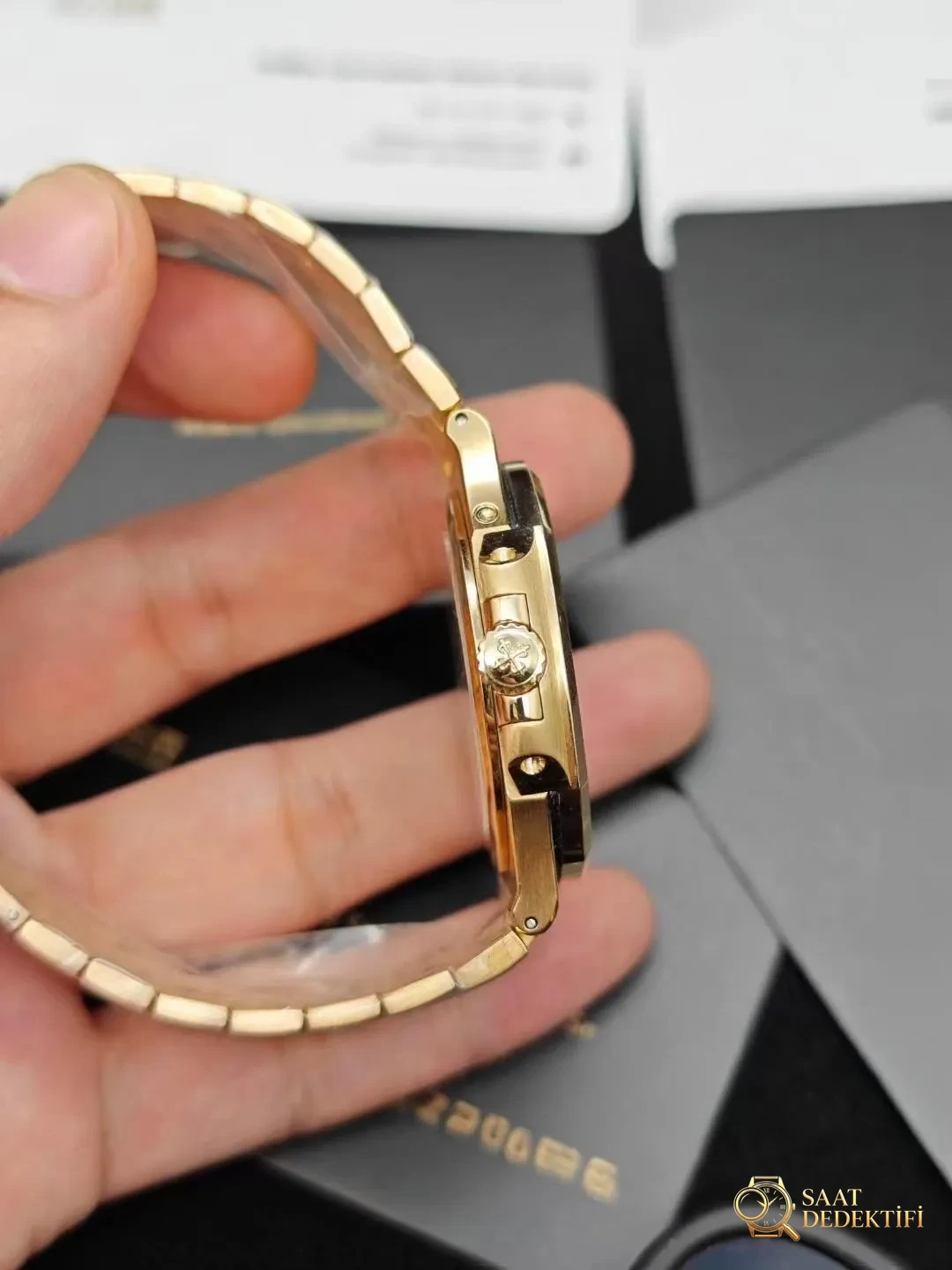 ZF V2 Replica Patek Philippe Nautilus 5712r Moon Phase - Yan Profil ve Kordon Bağlantısı