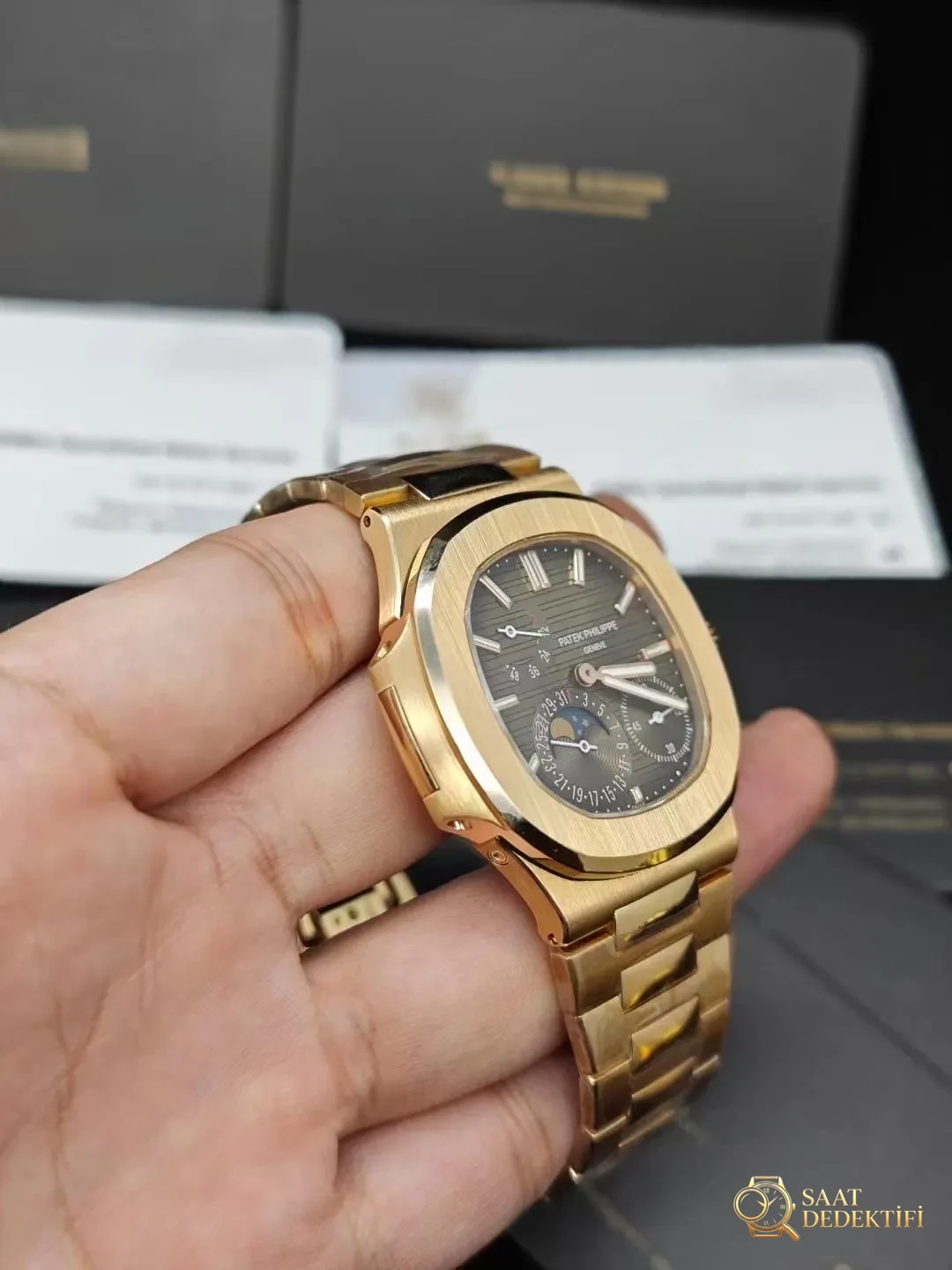 ZF V2 Replica Patek Philippe Nautilus 5712r Moon Phase - Genel Açı ve Estetik Duruş