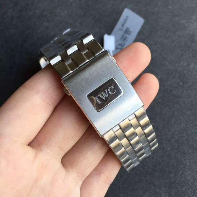 Toka Üzerindeki IWC Gravürü