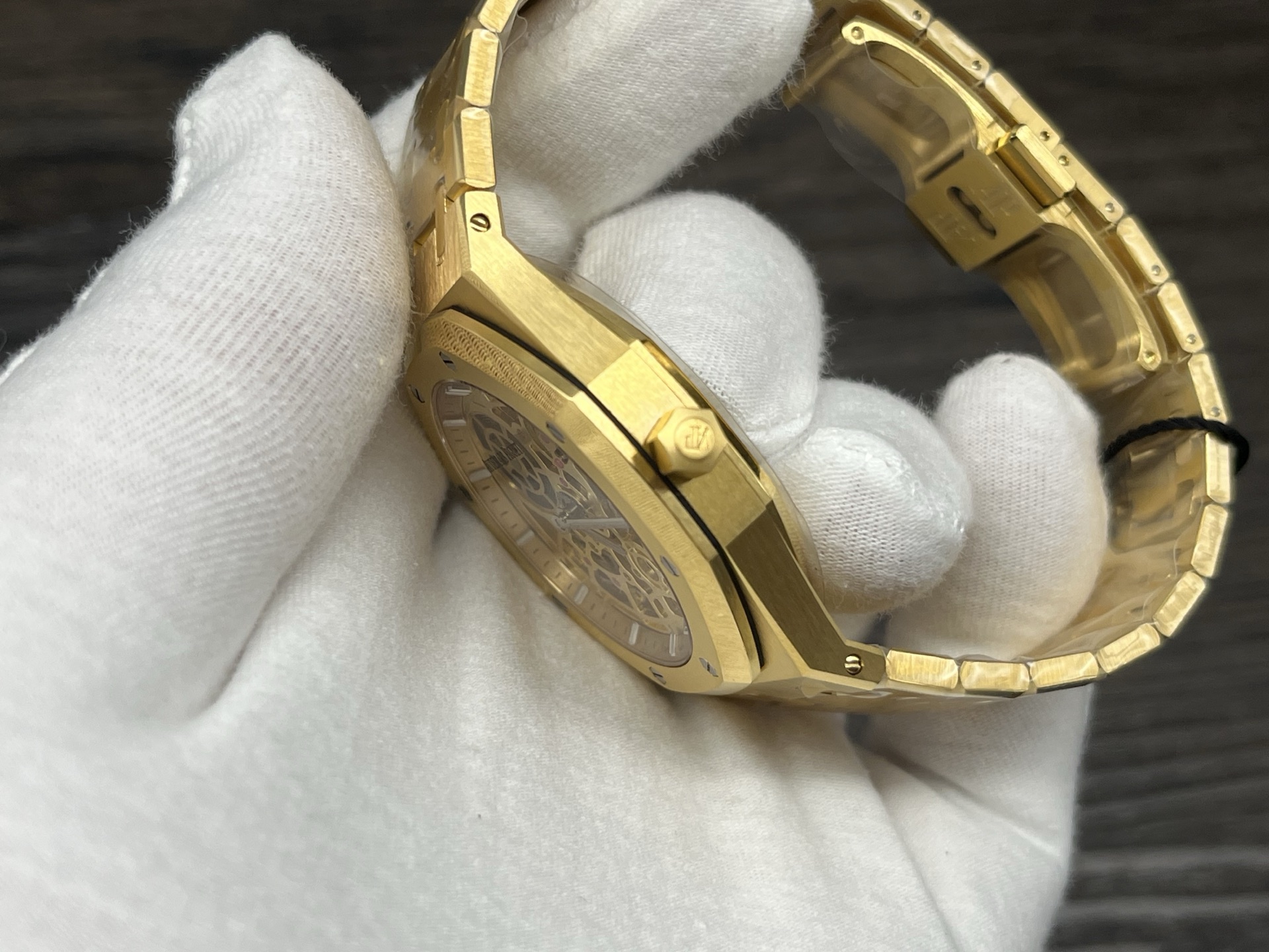 ZFFactory 2025'in özenle işlenmiş yeni yapımı — Audemars Piguet AP Royal Oak serisi 16024; bilekteki mekanik ritimle lüks ve işçiliğin uyumunu buluşturuyor. — 7. fotoğraf