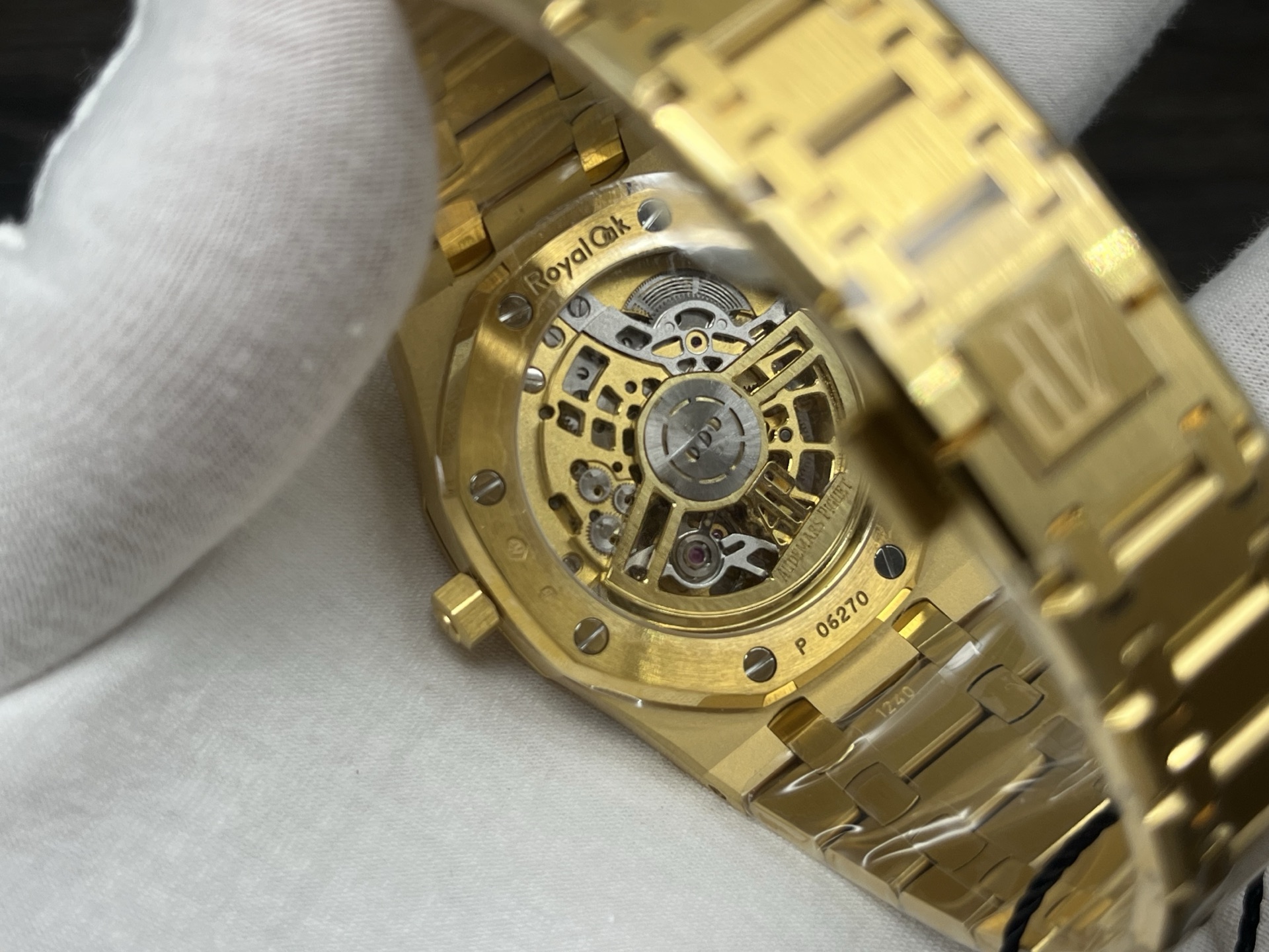 ZFFactory 2025'in özenle işlenmiş yeni yapımı — Audemars Piguet AP Royal Oak serisi 16024; bilekteki mekanik ritimle lüks ve işçiliğin uyumunu buluşturuyor. — 9. fotoğraf
