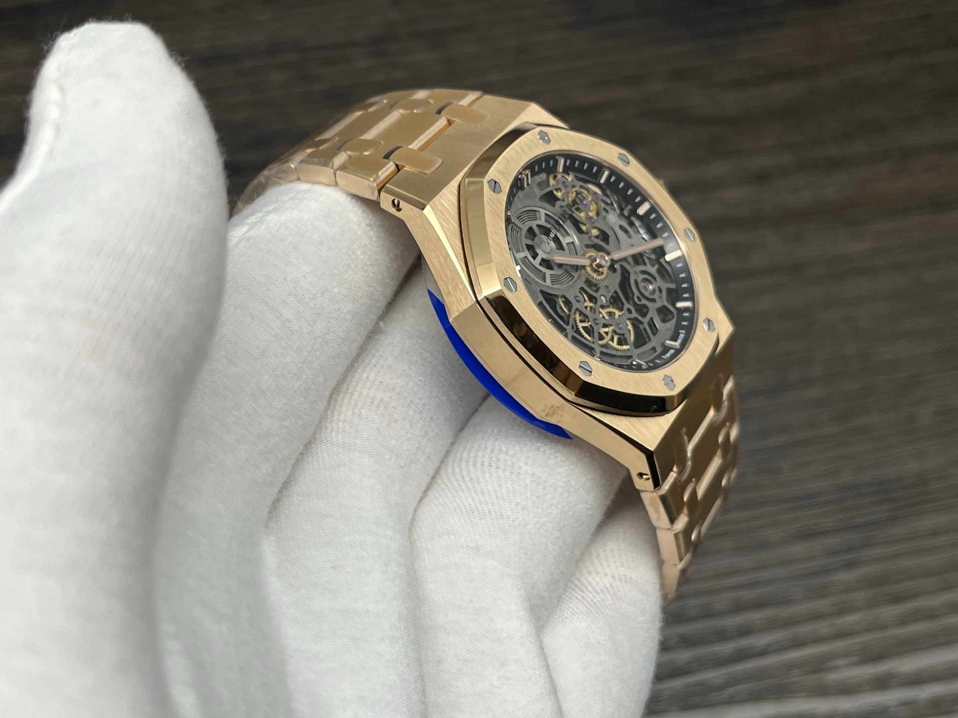 ZFFactory 2025'in özenle işlenmiş yeni yapımı — Audemars Piguet AP Royal Oak serisi 16024; bilekteki mekanik ritimle lüks ve işçiliğin uyumunu buluşturuyor. — 13. fotoğraf