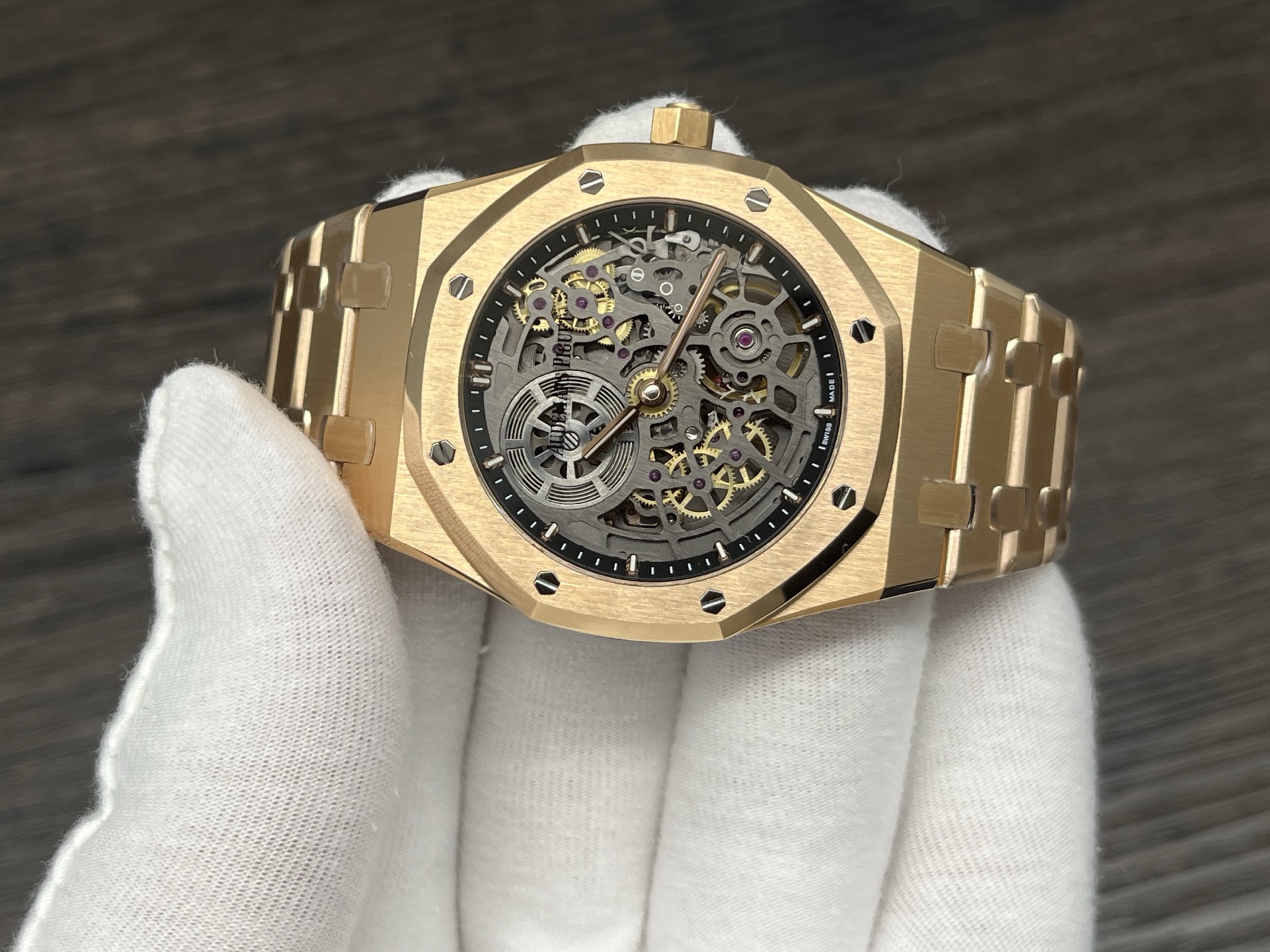 ZFFactory 2025'in özenle işlenmiş yeni yapımı — Audemars Piguet AP Royal Oak serisi 16024; bilekteki mekanik ritimle lüks ve işçiliğin uyumunu buluşturuyor. — 14. fotoğraf