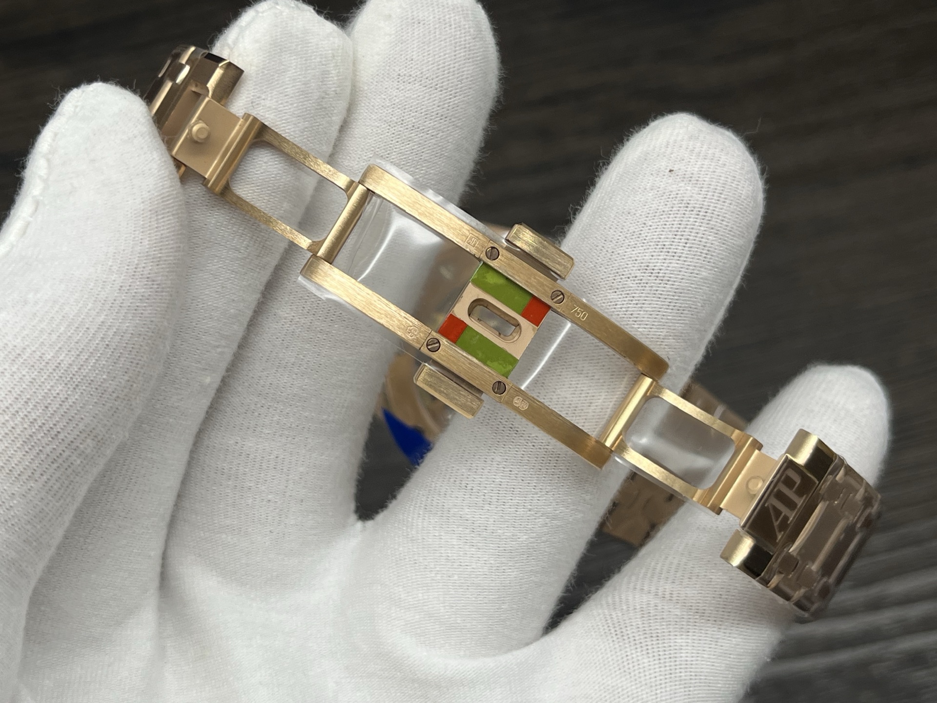 ZFFactory 2025'in özenle işlenmiş yeni yapımı — Audemars Piguet AP Royal Oak serisi 16024; bilekteki mekanik ritimle lüks ve işçiliğin uyumunu buluşturuyor. — 17. fotoğraf