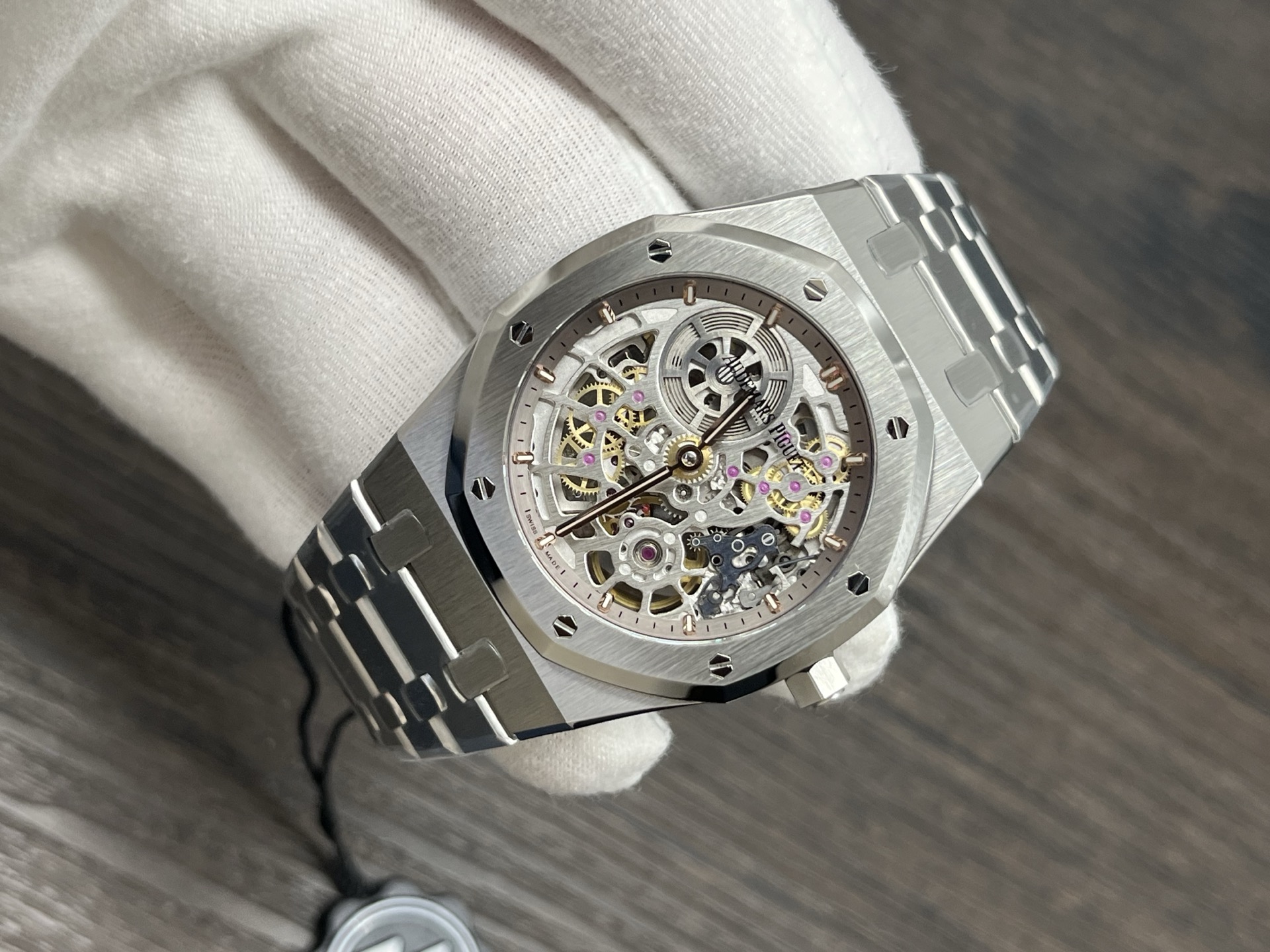 ZFFactory 2025'in özenle işlenmiş yeni yapımı — Audemars Piguet AP Royal Oak serisi 16024; bilekteki mekanik ritimle lüks ve işçiliğin uyumunu buluşturuyor. — 20. fotoğraf