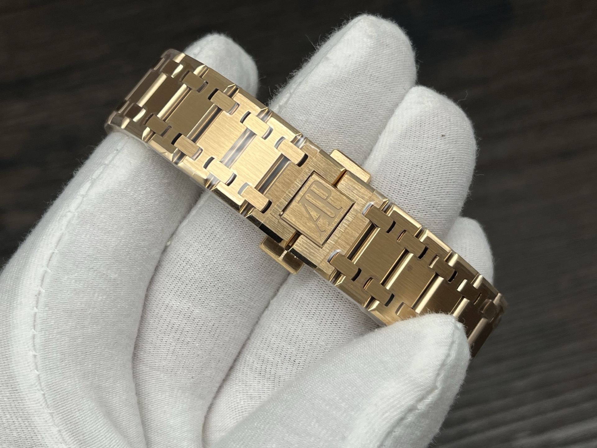 ZFFactory 2025'in özenle işlenmiş yeni yapımı — Audemars Piguet AP Royal Oak serisi 16024; bilekteki mekanik ritimle lüks ve işçiliğin uyumunu buluşturuyor. — 22. fotoğraf