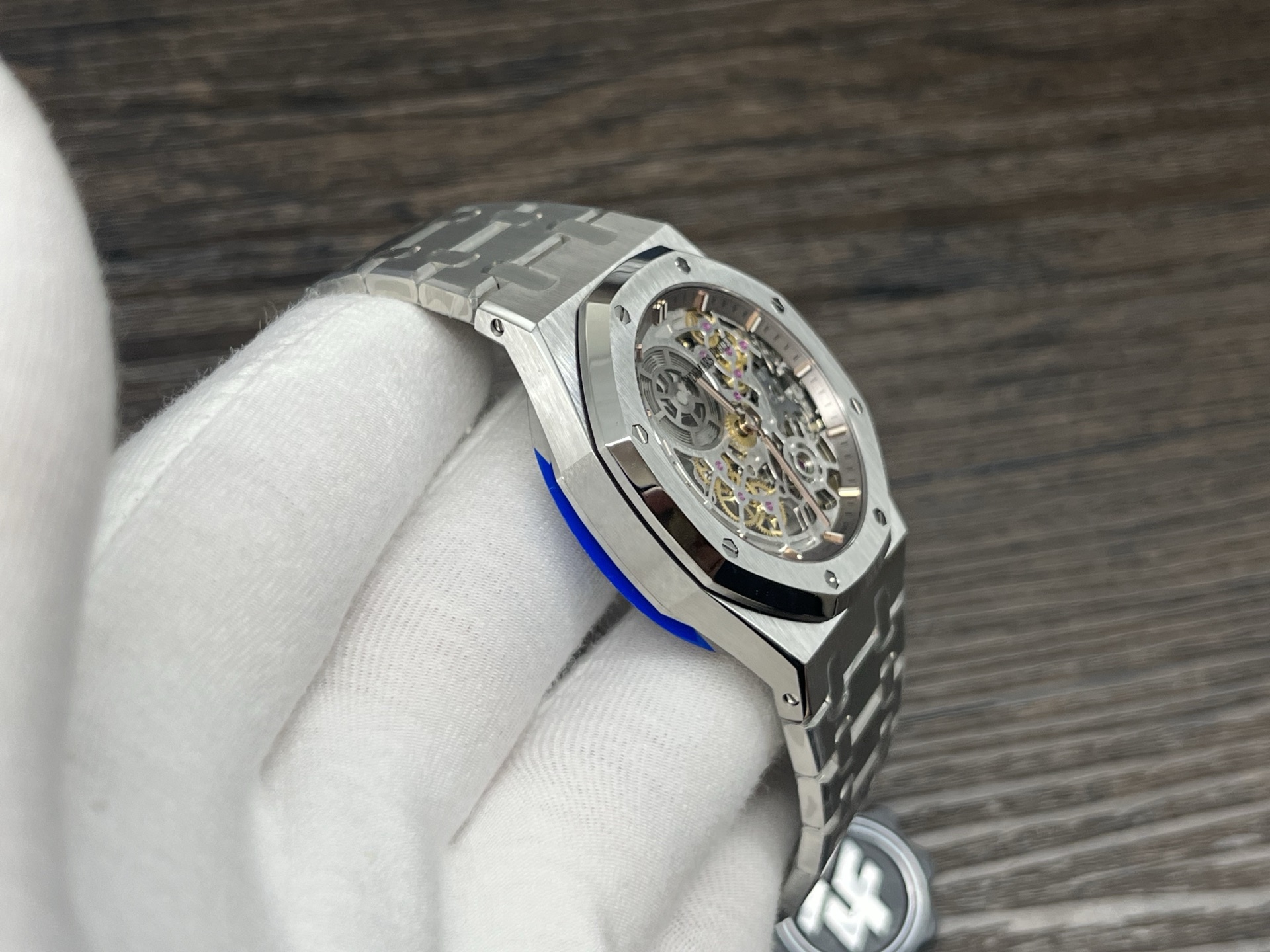 ZFFactory 2025'in özenle işlenmiş yeni yapımı — Audemars Piguet AP Royal Oak serisi 16024; bilekteki mekanik ritimle lüks ve işçiliğin uyumunu buluşturuyor. — 23. fotoğraf