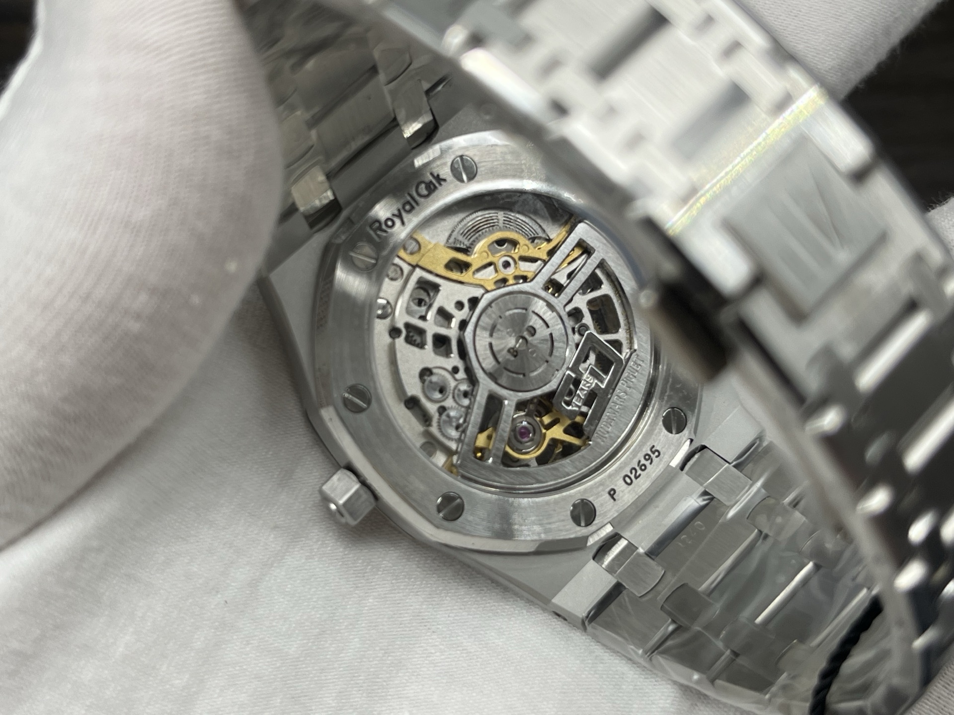 ZFFactory 2025'in özenle işlenmiş yeni yapımı — Audemars Piguet AP Royal Oak serisi 16024; bilekteki mekanik ritimle lüks ve işçiliğin uyumunu buluşturuyor. — 24. fotoğraf
