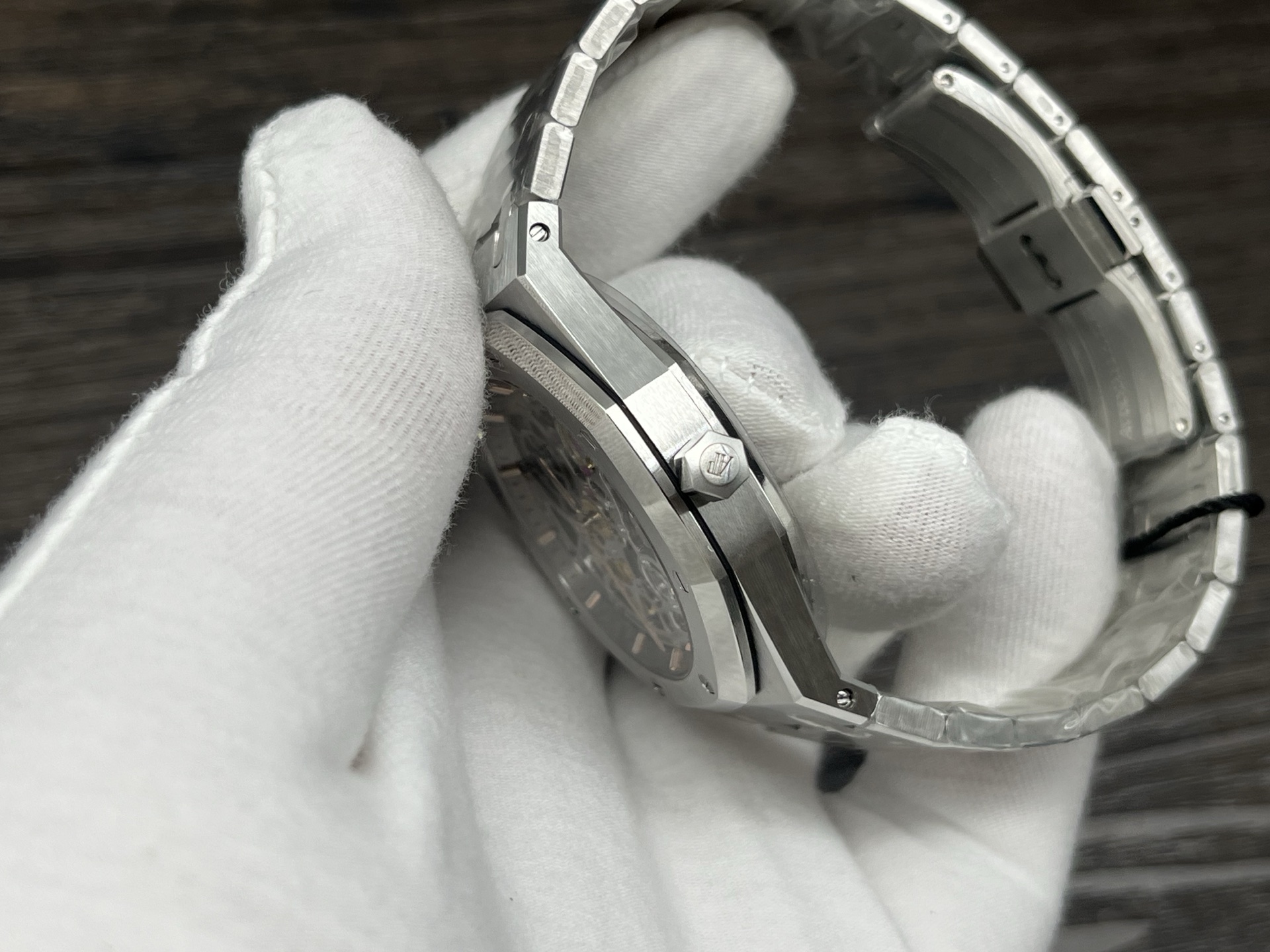 ZFFactory 2025'in özenle işlenmiş yeni yapımı — Audemars Piguet AP Royal Oak serisi 16024; bilekteki mekanik ritimle lüks ve işçiliğin uyumunu buluşturuyor. — 26. fotoğraf